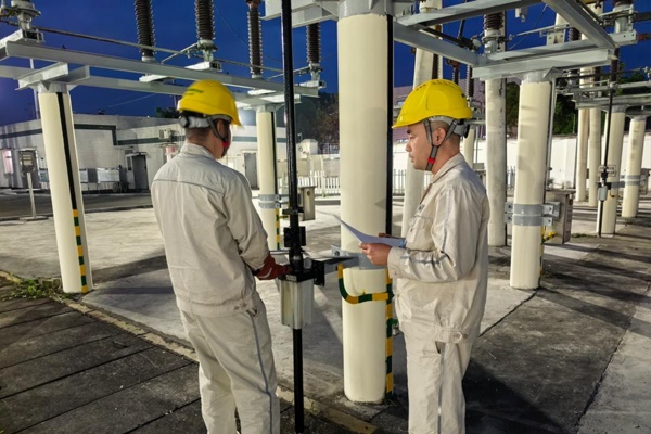 電力工人開展重合閘操作。國網重慶大足供電公司供圖