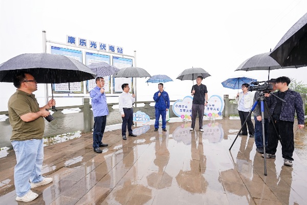 华电重庆新能源有限公司康乐光伏电站现场。华电重庆供图