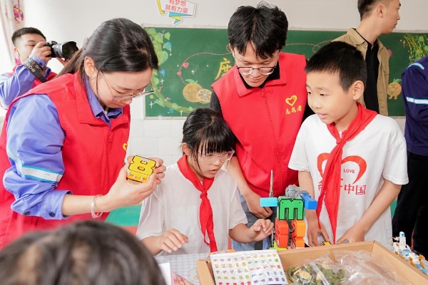“华渝支教团”志愿者赴康乐小学开展趣味课堂。华电重庆供图