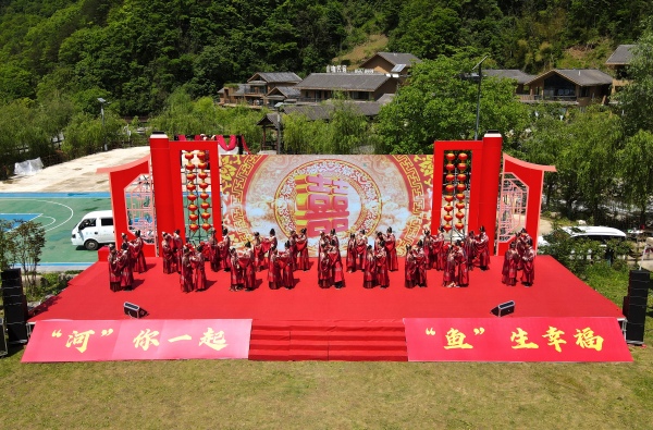 集體婚禮現場。李官芮攝