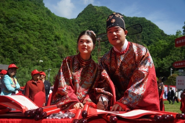 新人簽署婚書。李官芮攝