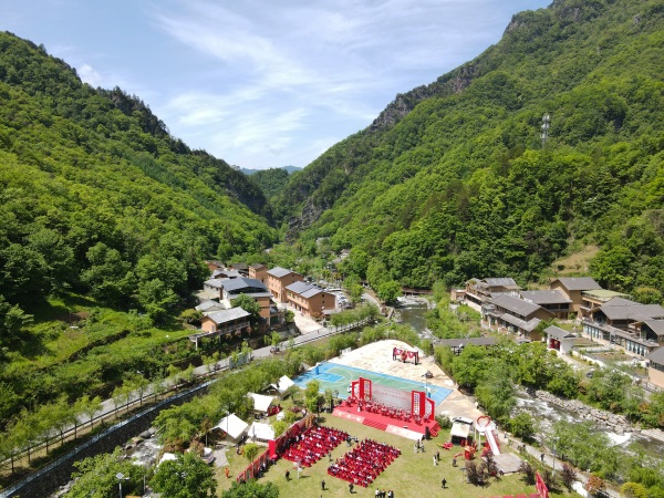 婚禮在青山綠水間舉行。李官芮攝