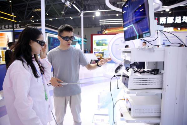 現場體驗4K3D內窺鏡攝像系統。李攀攝