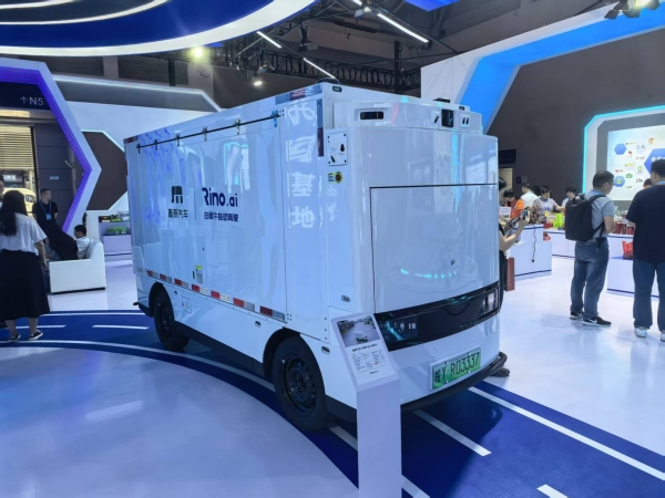 鑫源汽車-白犀牛無人物流車RX。蔣海濤攝