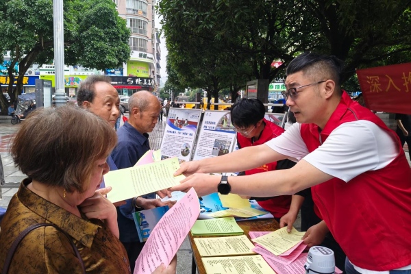 志願者向市民發放宣傳資料。何姣攝