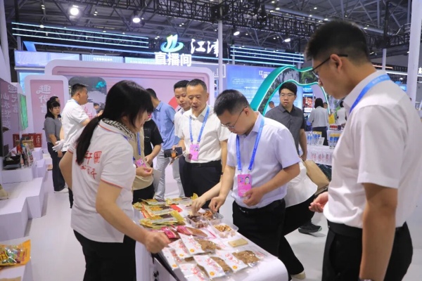 武隆展厅内客商驻足、选购产品。武隆区委宣传部供图