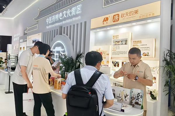 中医药特色文化街区展示了药食同源产品。任峰摄