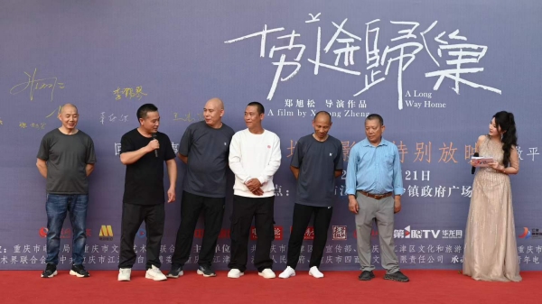潘昭德（左四）和工友接受采访。任峰摄