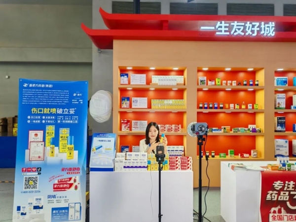 西洽会荣昌展厅，“带货主播”正在现场讲解。荣昌区融媒体中心供图