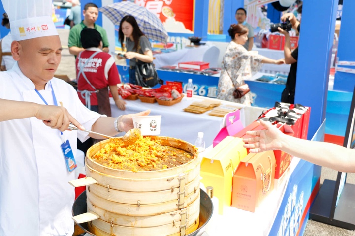 区县美食引来市民打卡品尝。邹乐摄