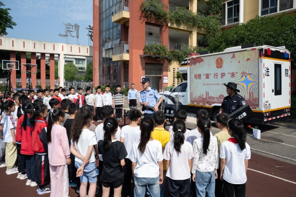 民警展示并介绍司法警察警用器械。吴京烝摄