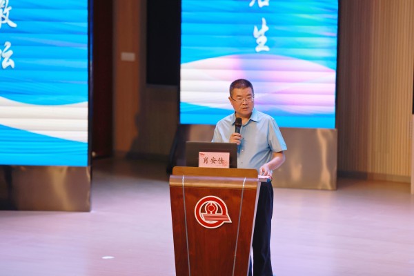 永川区委教育工委委员、区教师进修学校党总支书记肖安佳讲话。红旗小学供图