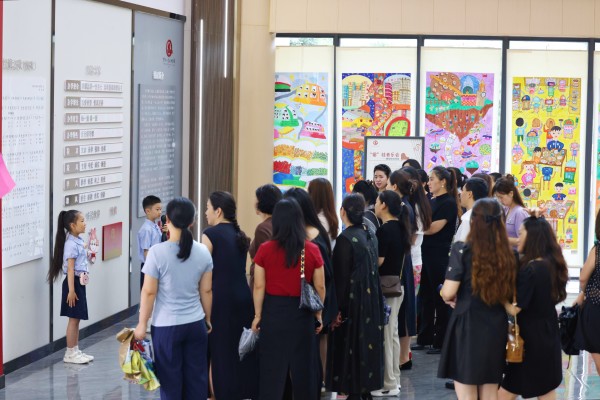 与会嘉宾参观文昌路红旗小学。红旗小学供图