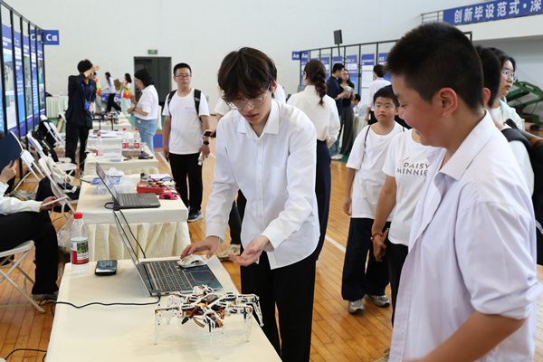 一群中小学生走进比赛现场参观。校方供图