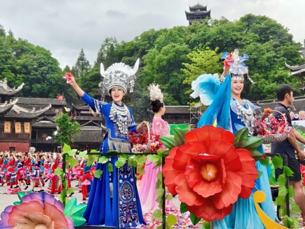 苗乡儿女身着节日盛装，同唱娇阿依、共舞踩花山。彭水县委宣传部供图