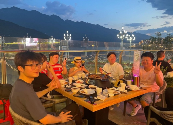 伴着夜色品巫山烤鱼别有一番风味。李沅芷摄