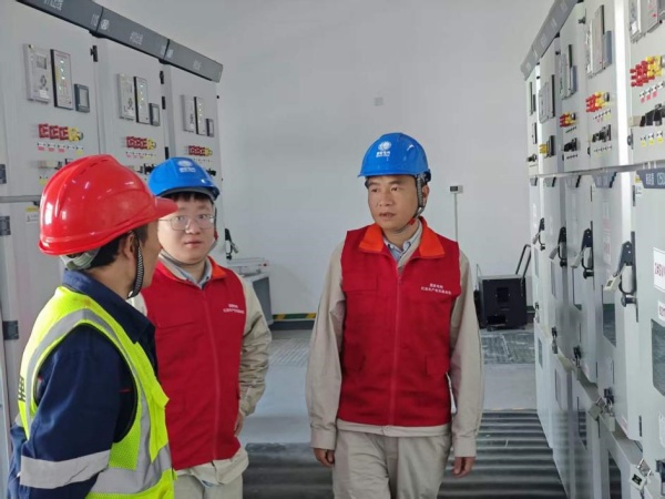 電力工人檢查客戶設備運行情況。國網重慶大足供電公司供圖