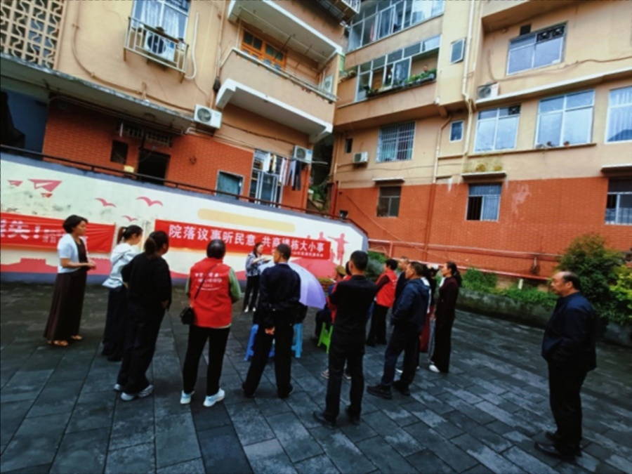 凤山街道组织居民一起“院坝说事”。武隆区委宣传部供图
