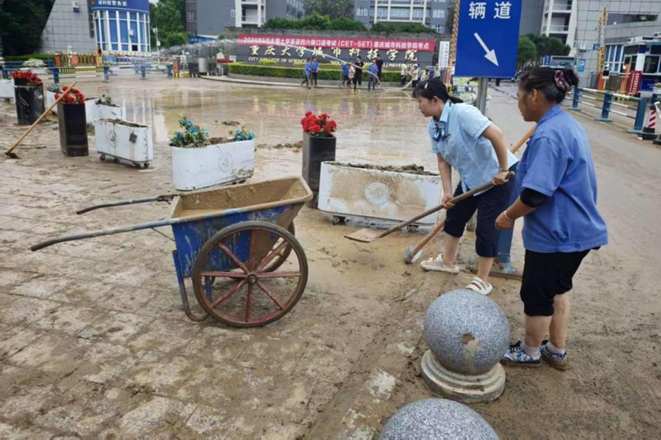 开展清淤工作。邮储银行重庆分行供图