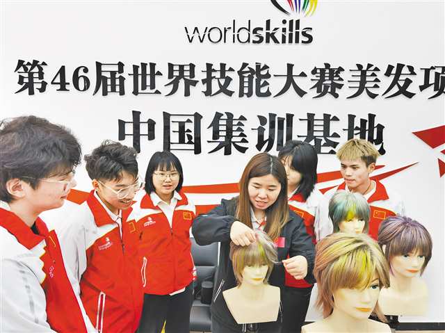 聂凤（左四）在培训学生。（受访者供图）