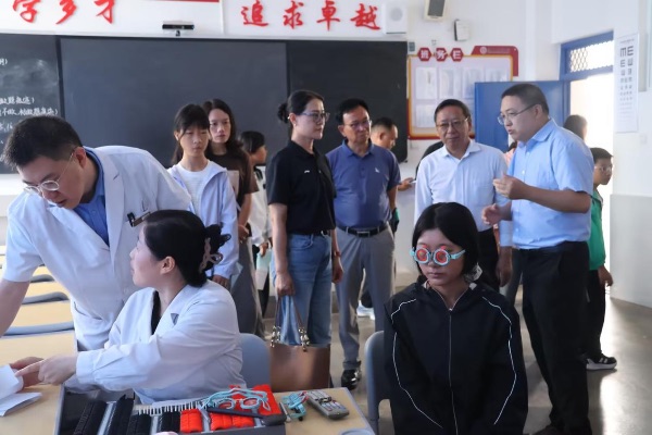 公益行动现场图。千叶眼镜供图