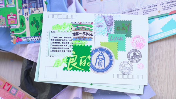 學生利用郵票壓花器制作的明信片。學校供圖