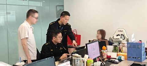 执法人员调查取证现场。重庆两江新区市场监管局供图