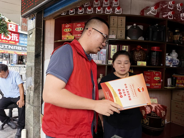 现场为市民讲解民法典。受访单位供图
