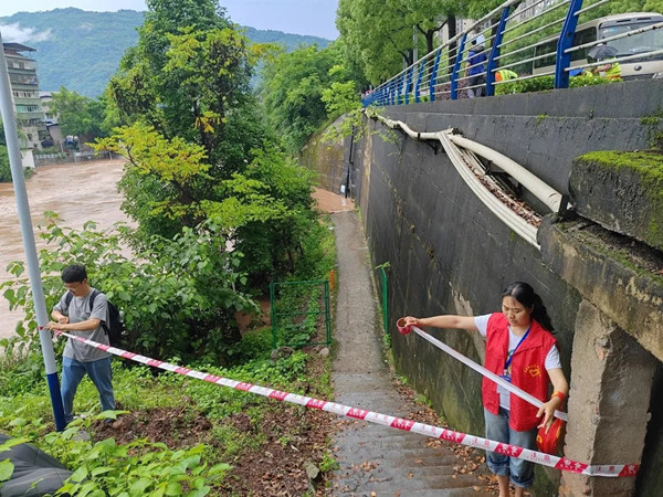 通惠街道机关、社区干部第一时间赶赴现场，设置警戒线。通惠街道供图