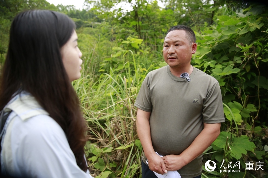 大桥村党总支书记蒋合平接受记者采访。人民网记者 刘政宁摄