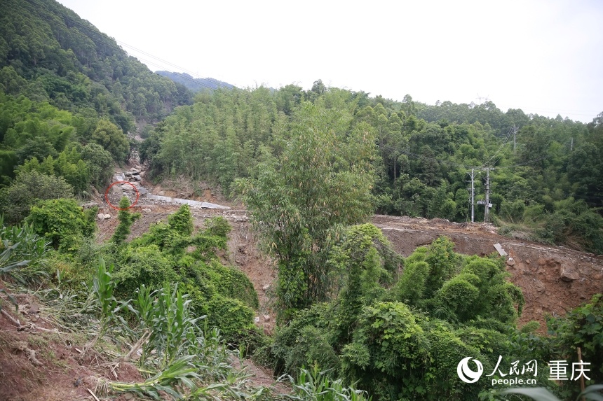 5月26日的大桥村一隅，红圈处为谢辉全家原本所在地。人民网记者 刘政宁摄