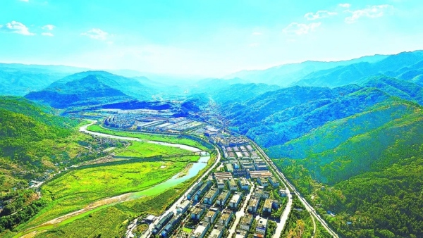 绿水青山环抱的开州高新区充满勃勃生机。开州区融媒体中心供图
