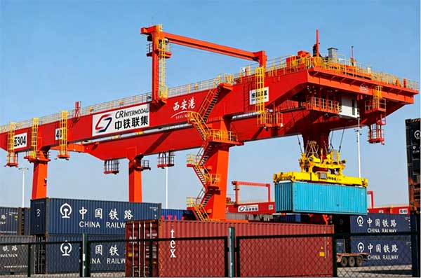 “长安号”多式联运作业现场。恒丰银行重庆分行供图