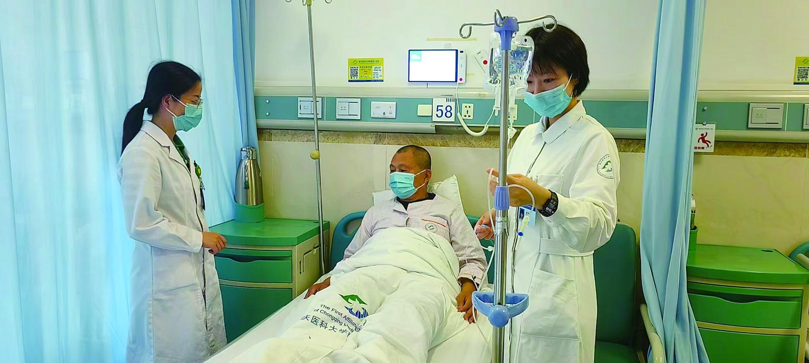 病中的唐洪（中）（受訪者供圖）