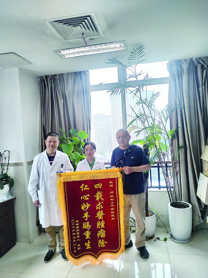 唐洪（右）給醫護人員送錦旗