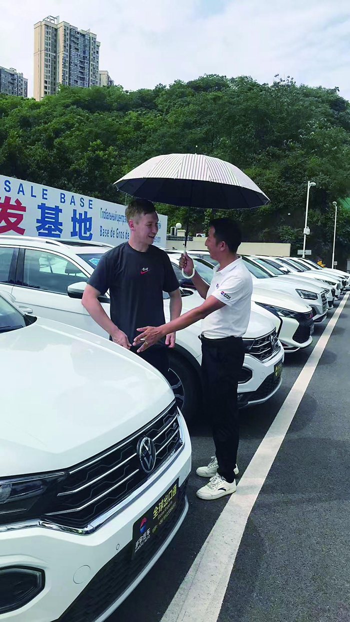 市民在看车
