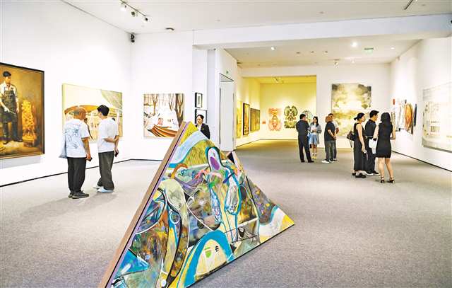 四川美術學院美術館，觀眾在觀展。
