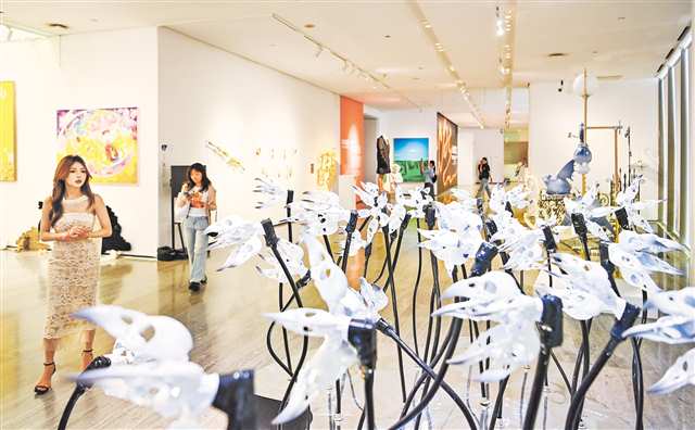 四川美術學院美術館，觀眾在觀展。