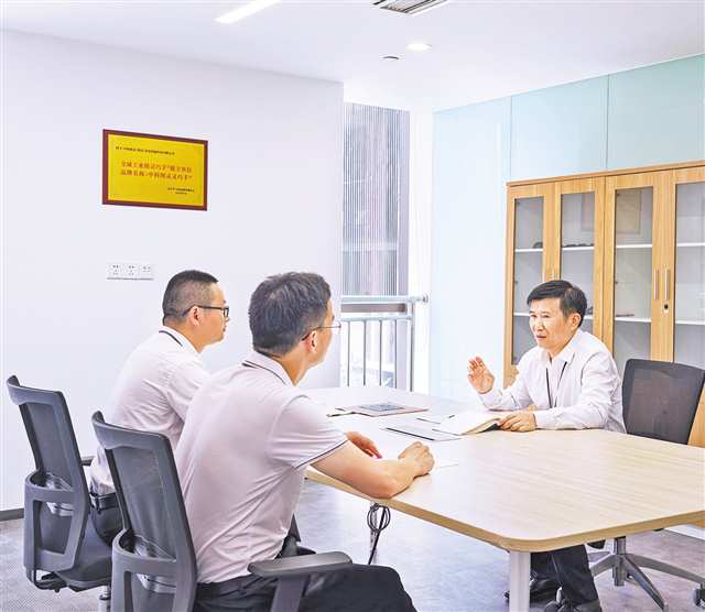 中科图灵CEO邱宇峰和同事在商谈。