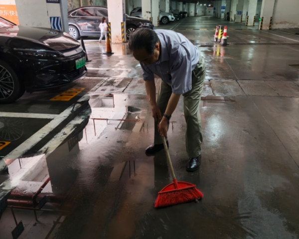 “中国好人”杨修平投身防汛抢险工作。綦江区委宣传部供图