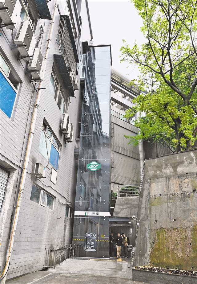 重庆轨道交通2号线黄花园站，新建的垂直电梯。记者 罗斌 摄/视觉重庆