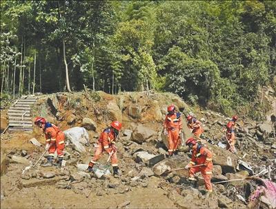 5月24日，重慶市專業應急救援總隊救援人員在永川區茶山竹海街道大橋村受災點開展搜救工作。　王欣悅 左希濱攝影報道