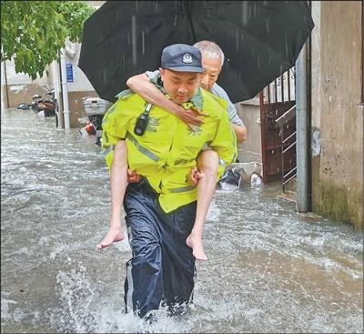 5月24日，安徽省安慶市城區出現短時強降雨，安慶特巡警支隊一大隊民警在轉移群眾。劉穎奇攝（人民視覺）