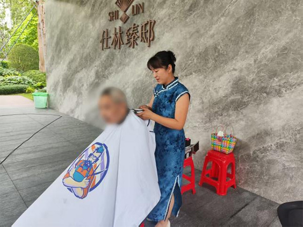 社区义剪活动。招商积余供图