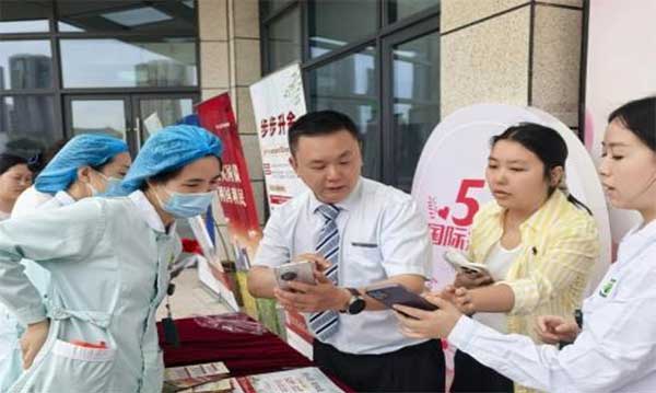 开展教育宣传活动。中国银行重庆市分行供图