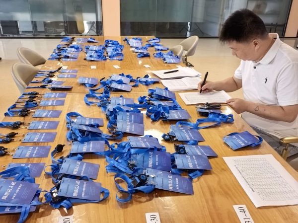 “网络达人证”发放中。任峰摄