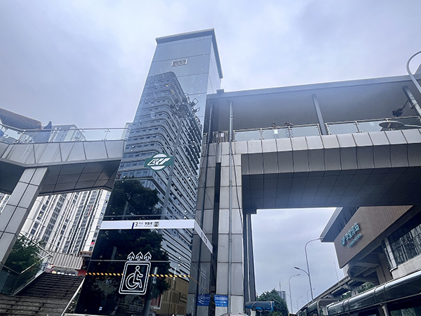 轨道交通3号线学堂湾站新增的无障碍电梯。夏金梅摄