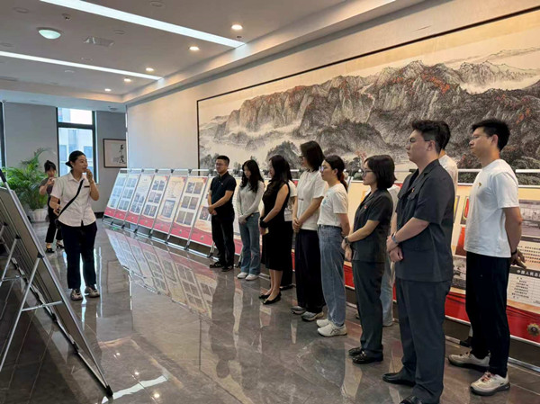机关干部追忆邱少云烈士的光辉一生。铜梁区委宣传部供图