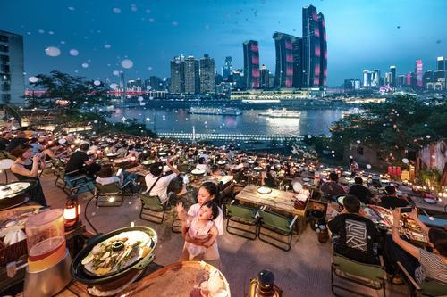 5月24日，南岸區南濱路，游客們在夢幻般的夜景中用餐。記者 張春曉 實習生 李子英 攝