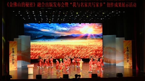 开场表演非遗“板凳龙舞”。李波摄
